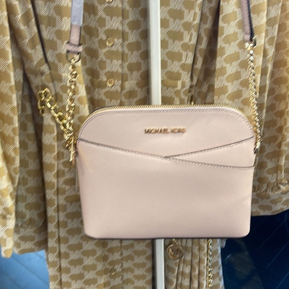 MICHAEL KORS
Jet Set Travel Medium Dome Crossbody Bag
Powder Blush 
NWT - Picture 10 of 16